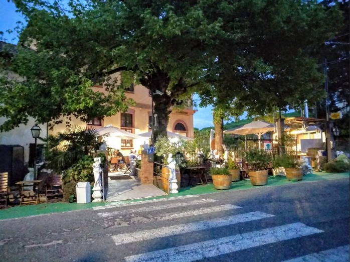 front entrance to Madonna di Como Restaurant and Wine Shop